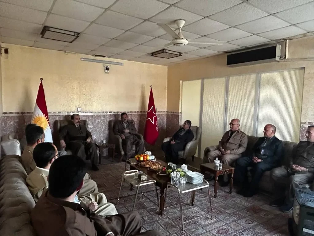 Treffen zwischen der Freiheitspartei Kurdistans (Kurdisch: پارتی ئازادیی کوردستان) und der Komala-Partei Kurdistans (Kurdisch: کۆمەڵەی زەحمەتکێشانی کوردستان)