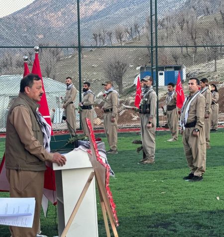 بەڕێوەچوونی ڕێوڕەسمی ٢٧ی ڕەشەممە، ڕۆژی گیانبەختکردووانی کۆمەڵه لە یەکێک لە ئوردووگاکانی کۆمەڵه