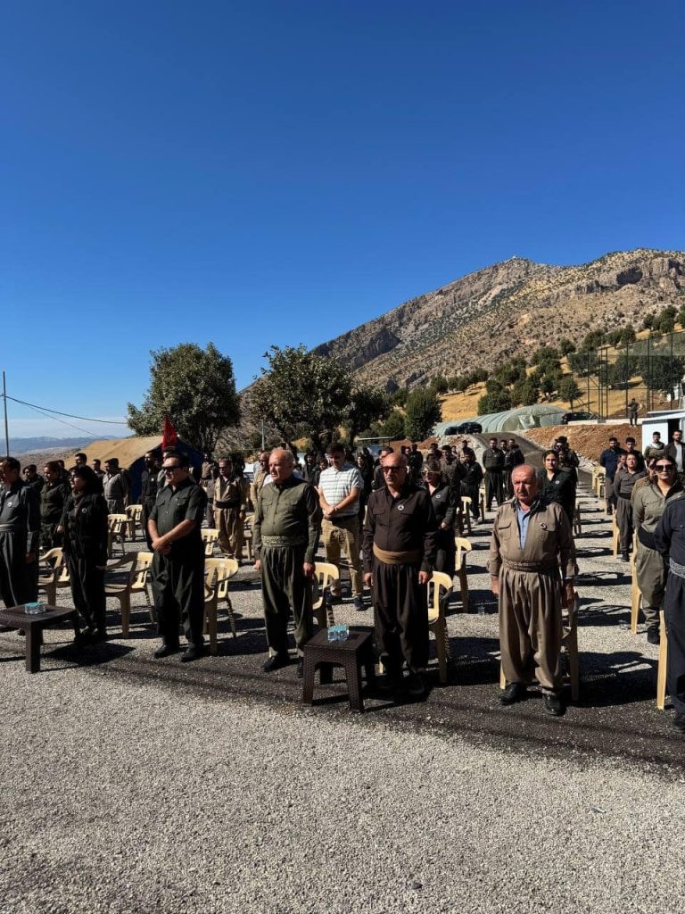 ڕێوەڕسمی ڕێزگرتن لە یادی هاوڕێ ڕێبوار کەریمیان ئەندامی کومیتەی ناوەندی و بەرپرسی کومیسیۆنی نیزامی لە یەکیک لە بنکەکانی کۆمەڵە