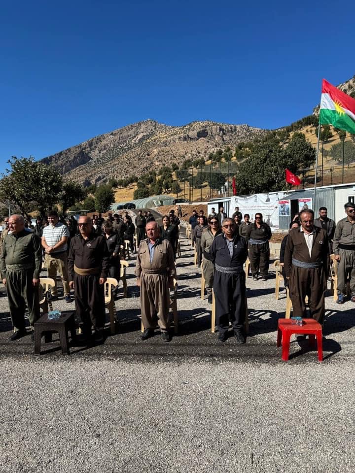 ڕێوەڕسمی ڕێزگرتن لە یادی هاوڕێ ڕێبوار کەریمیان ئەندامی کومیتەی ناوەندی و بەرپرسی کومیسیۆنی نیزامی لە یەکیک لە بنکەکانی کۆمەڵە