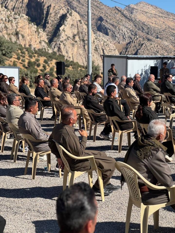 ڕێوەڕسمی ڕێزگرتن لە یادی هاوڕێ ڕێبوار کەریمیان ئەندامی کومیتەی ناوەندی و بەرپرسی کومیسیۆنی نیزامی لە یەکیک لە بنکەکانی کۆمەڵە