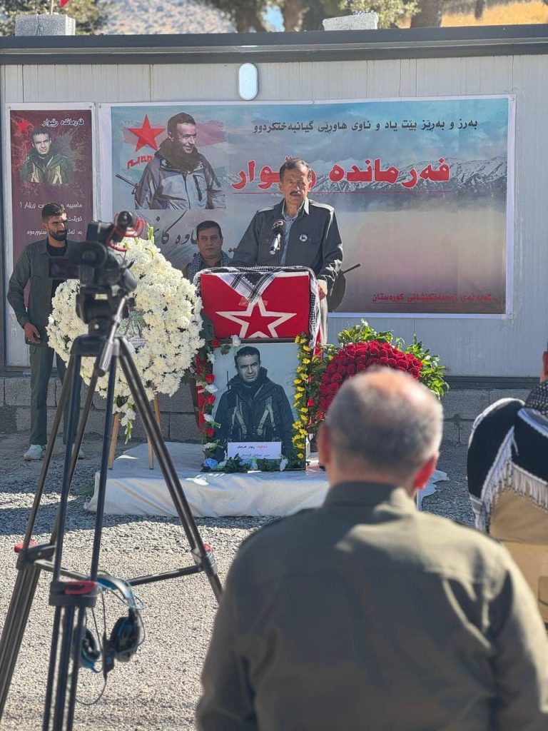 ڕێوەڕسمی ڕێزگرتن لە یادی هاوڕێ ڕێبوار کەریمیان ئەندامی کومیتەی ناوەندی و بەرپرسی کومیسیۆنی نیزامی لە یەکیک لە بنکەکانی کۆمەڵە