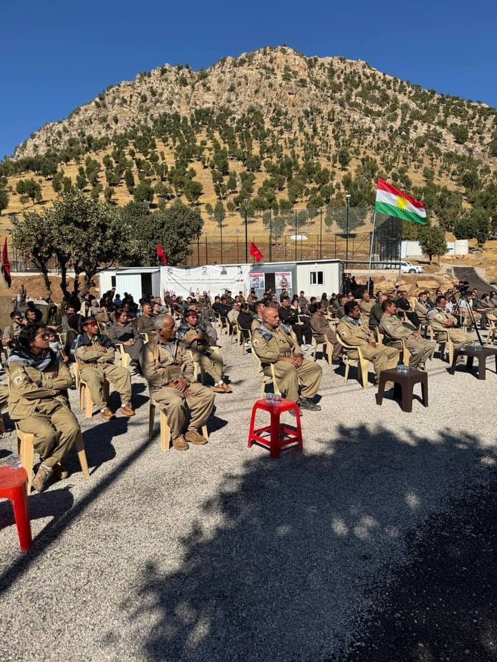 ڕێوەڕسمی ڕێزگرتن لە یادی هاوڕێ ڕێبوار کەریمیان ئەندامی کومیتەی ناوەندی و بەرپرسی کومیسیۆنی نیزامی لە یەکیک لە بنکەکانی کۆمەڵە