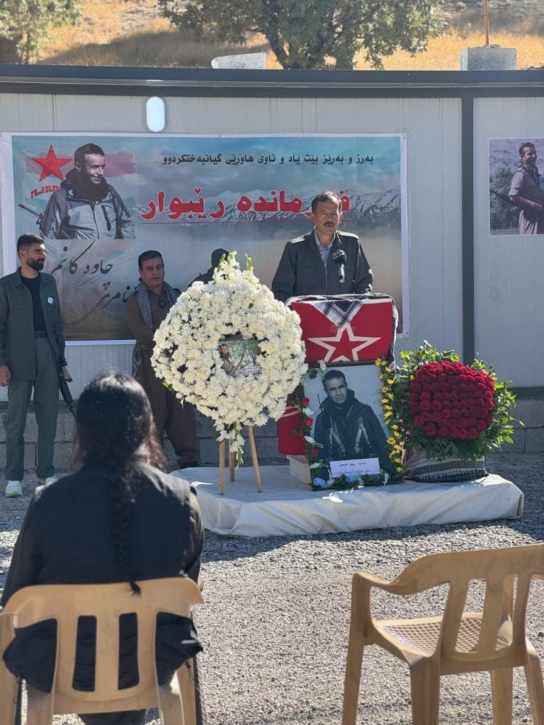 ڕێوەڕسمی ڕێزگرتن لە یادی هاوڕێ ڕێبوار کەریمیان ئەندامی کومیتەی ناوەندی و بەرپرسی کومیسیۆنی نیزامی لە یەکیک لە بنکەکانی کۆمەڵە