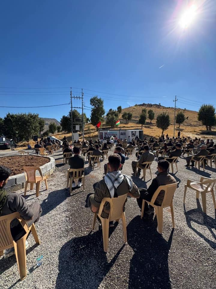 ڕێوەڕسمی ڕێزگرتن لە یادی هاوڕێ ڕێبوار کەریمیان ئەندامی کومیتەی ناوەندی و بەرپرسی کومیسیۆنی نیزامی لە یەکیک لە بنکەکانی کۆمەڵە