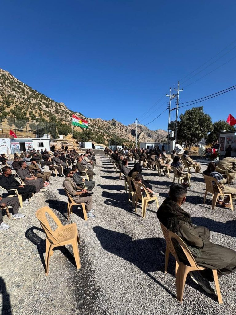 ڕێوەڕسمی ڕێزگرتن لە یادی هاوڕێ ڕێبوار کەریمیان ئەندامی کومیتەی ناوەندی و بەرپرسی کومیسیۆنی نیزامی لە یەکیک لە بنکەکانی کۆمەڵە