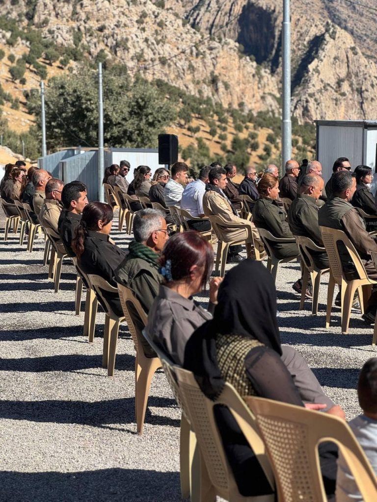 ڕێوەڕسمی ڕێزگرتن لە یادی هاوڕێ ڕێبوار کەریمیان ئەندامی کومیتەی ناوەندی و بەرپرسی کومیسیۆنی نیزامی لە یەکیک لە بنکەکانی کۆمەڵە