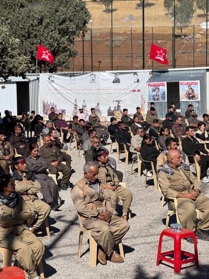 ڕێوەڕسمی ڕێزگرتن لە یادی هاوڕێ ڕێبوار کەریمیان ئەندامی کومیتەی ناوەندی و بەرپرسی کومیسیۆنی نیزامی لە یەکیک لە بنکەکانی کۆمەڵە