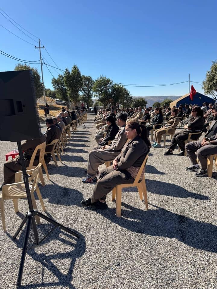 ڕێوەڕسمی ڕێزگرتن لە یادی هاوڕێ ڕێبوار کەریمیان ئەندامی کومیتەی ناوەندی و بەرپرسی کومیسیۆنی نیزامی لە یەکیک لە بنکەکانی کۆمەڵە