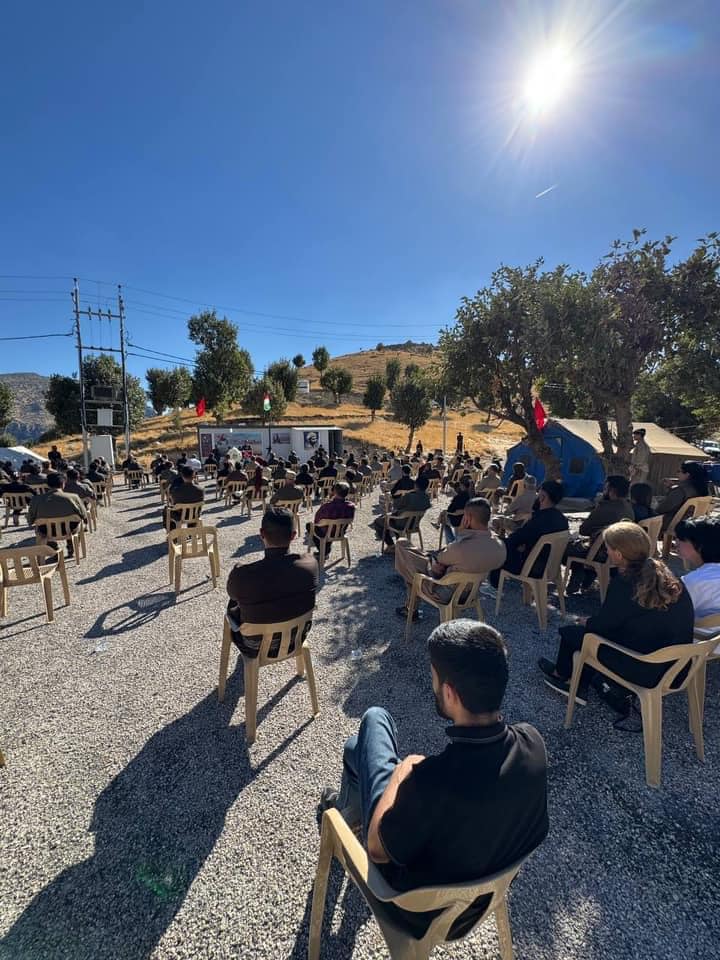 ڕێوەڕسمی ڕێزگرتن لە یادی هاوڕێ ڕێبوار کەریمیان ئەندامی کومیتەی ناوەندی و بەرپرسی کومیسیۆنی نیزامی لە یەکیک لە بنکەکانی کۆمەڵە