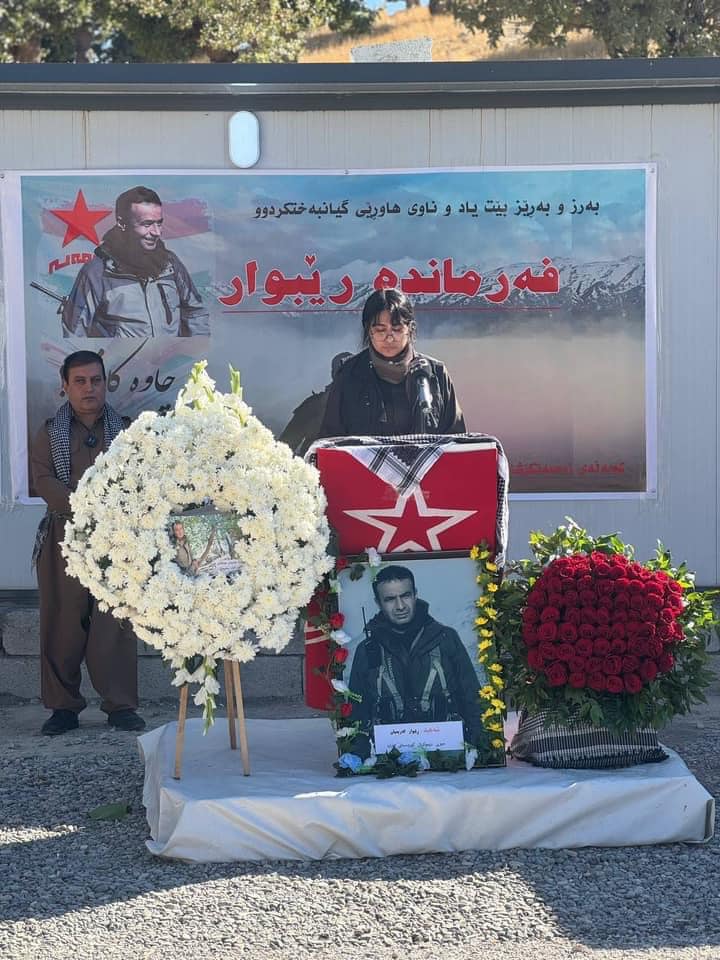 ڕێوەڕسمی ڕێزگرتن لە یادی هاوڕێ ڕێبوار کەریمیان ئەندامی کومیتەی ناوەندی و بەرپرسی کومیسیۆنی نیزامی لە یەکیک لە بنکەکانی کۆمەڵە